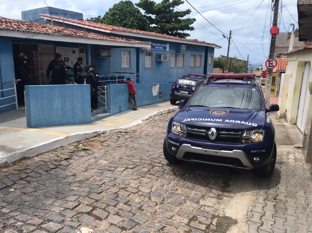 Unidade básica de saúde da vila de Ponta Negra, na Zona Sul, foi invadida por criminosos, que roubaram doses da vacina contra Covid-19